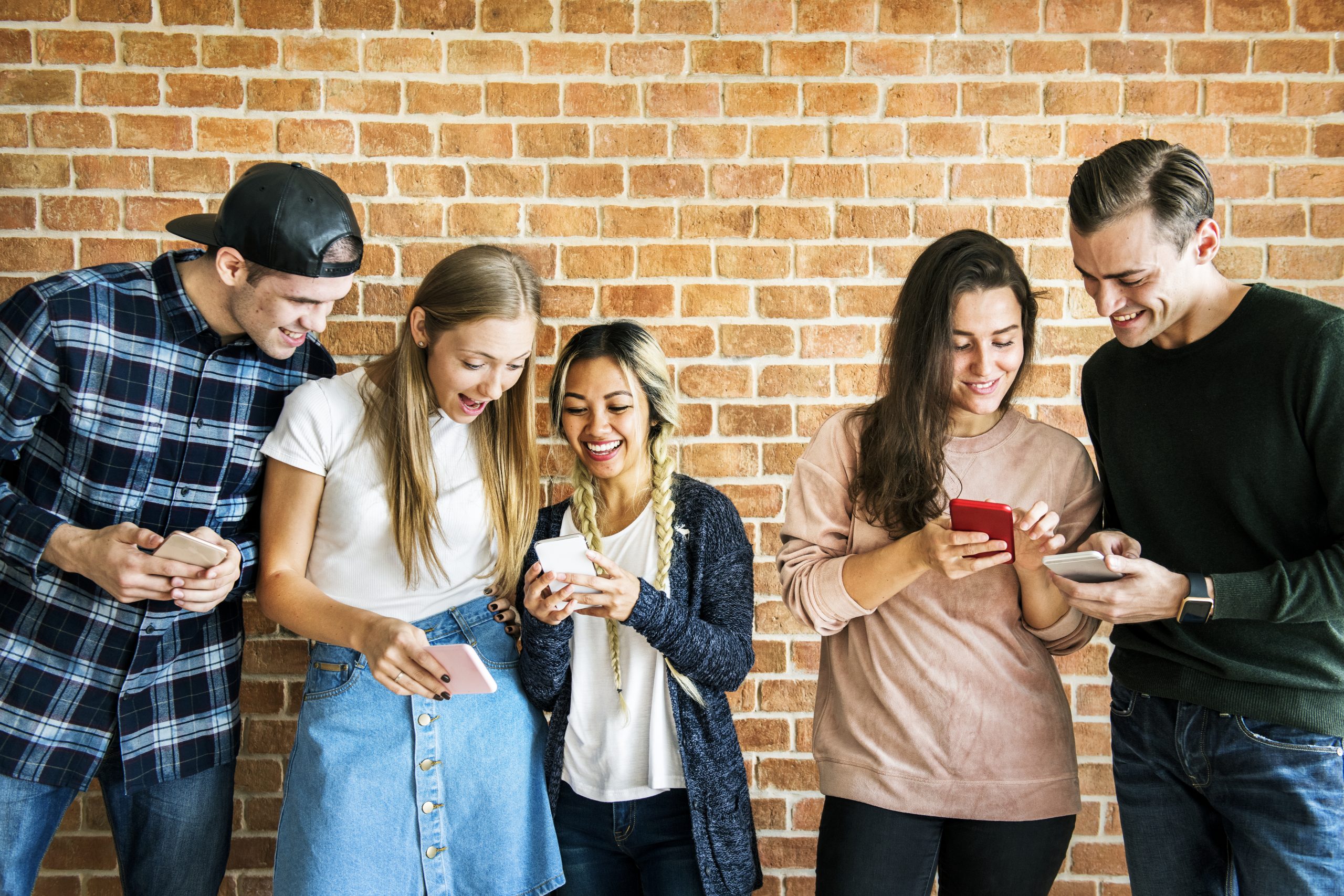 happy-friends-using-smartphones-social-media-LCDPATZ-scaled